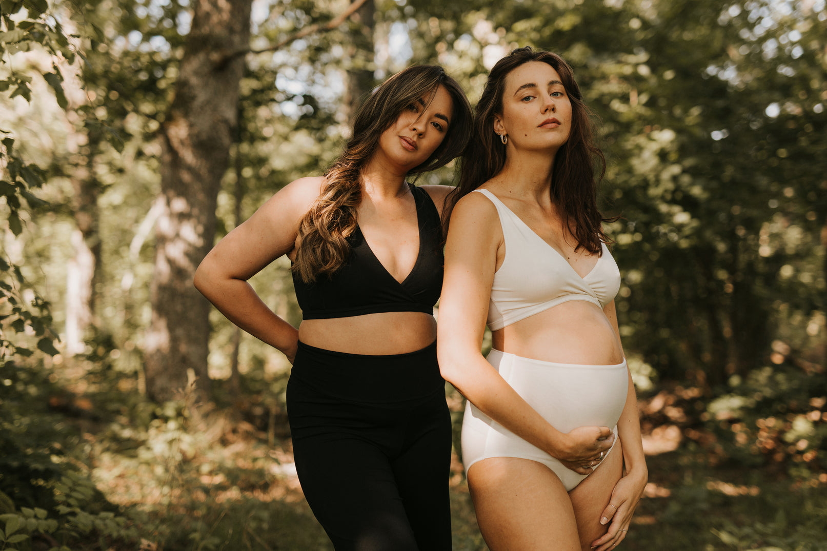femme enceinte en brassière pour allaitement noire et ivoire incontournable boob design en forêt