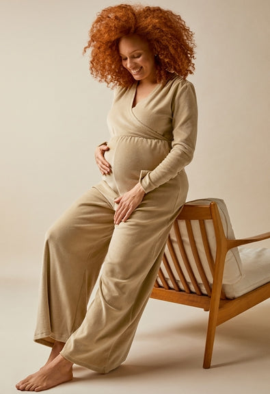 combinaison femme enceinte couleur sable sur fauteuil