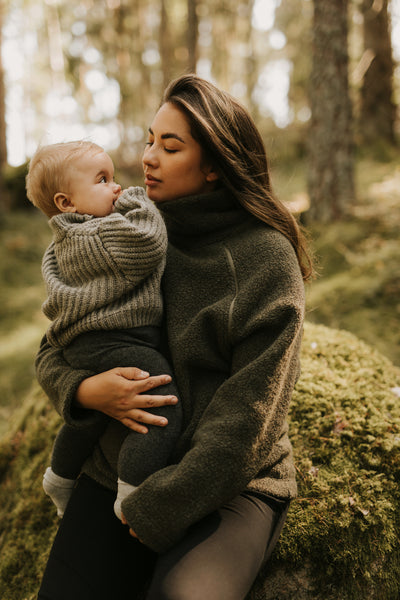 femme enceinte pull polaire vert allaitement avec fermeture éclair et bébé