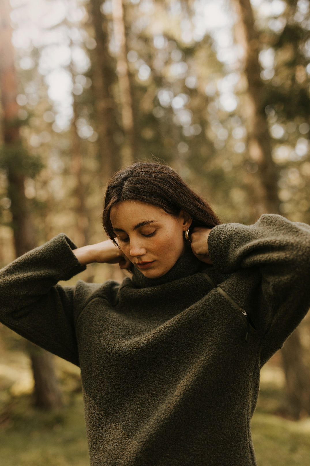 femme enceinte pull polaire allaitement vert avec fermeture éclair marque boob design dans forêt