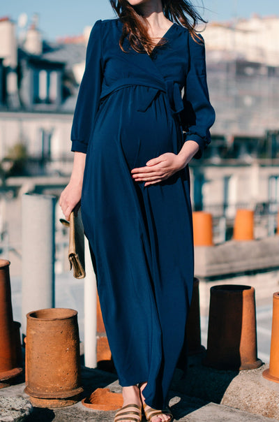 femme enceinte robe couleur bleu vue de face avec fermeture cache cœur marque neuvième ciel