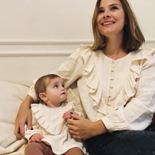 Blouse d'allaitement Miracle en gaze de coton certifié OEKO-TEX, coloris ivoire. Petite fille qui regarde sa maman.
