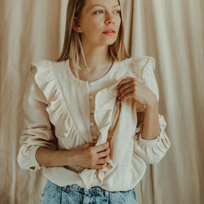 Blouse d'allaitement Miracle en gaze de coton certifié OEKO-TEX, coloris ivoire. Le mannequin ouvre les zips d'allaitement.