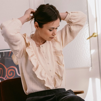 Femme portant la Blouse d'allaitement Miracle en gaze de coton certifié OEKO-TEX, coloris ivoire.