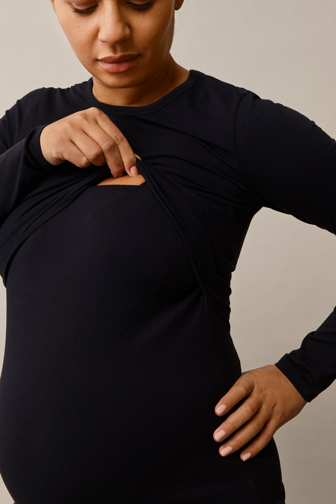 femme enceinte avec t-shirt allaitement et grossesse couleur noir vue ouverture poitrine marque boob design