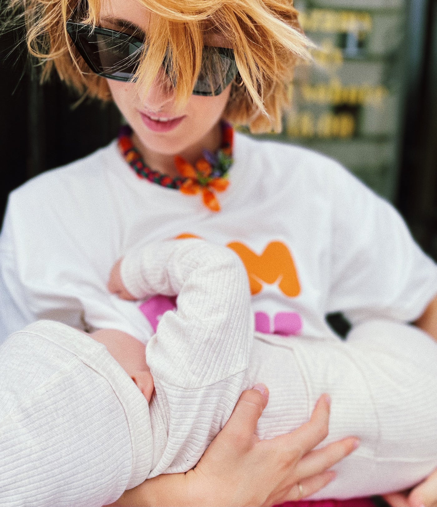 femme allaitant bébé t-shirt mom chérie naternity