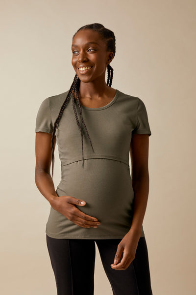 Femme enceinte portant le t-shirt Le Classique manches courtes de grossesse et d'allaitement en coton bio certifié GOTS, coloris kaki.