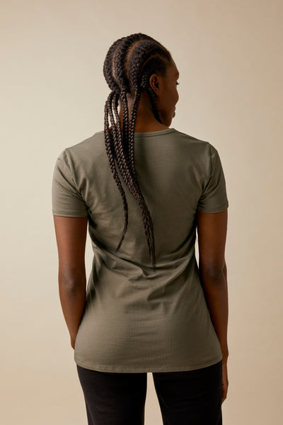 Femme de dos portant le t-shirt Le Classique manches courtes de grossesse et d'allaitement en coton bio certifié GOTS, coloris kaki.