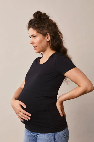 Femme enceinte portant le t-shirt Le Classique manches courtes de grossesse et d'allaitement en coton bio certifié GOTS, coloris noir.